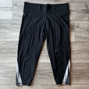 Victoria’s Secret Sport Capri Length Stretchy Black & Gray Leggings Large